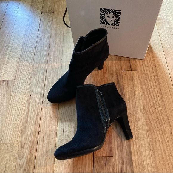 EUC Anne Klein black suede ankle boots size 9. Side zipper. - Picture 7 of 15